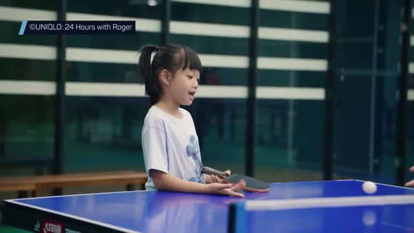 Roger Federer si to v stolnom tenise rozdal so 7-ročným dievčatkom