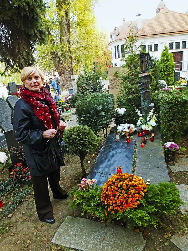 Na archívnej snímke staršia sestra Vlada Dzurillu pri hrobe hokejistu.