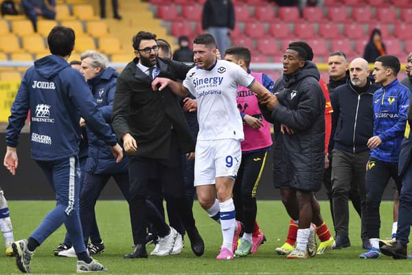 Hráč Verony Thomas Henry odchádza z ihriska po tom, ako ho zasiahol hlavou tréner Lecce.