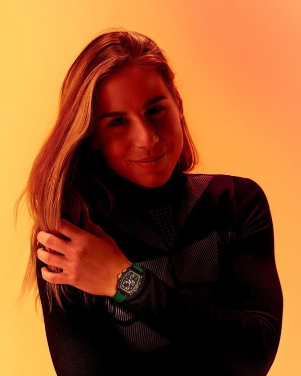 Ester nosí na ruke hodinky za viac ako štvrť milióna eur.