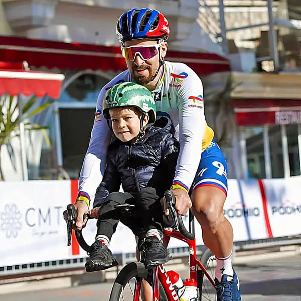 Peter so synom Marlonom sa najčastejšie fotia na bicykli.
