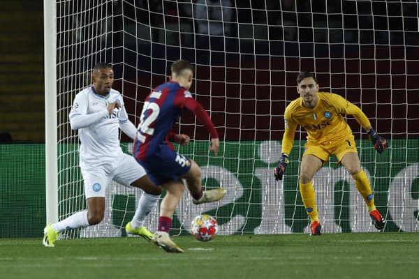 Barcelona zdolala Neapol 3:1 a postúpila do štvrťfinále Ligy majstrov.