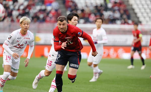 Čavrič oblieka dres klubu Kashima Antlers.