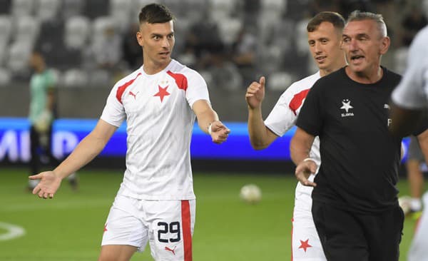 Slovenský futbalista Michal Tomič (vľavo) v drese Slavie Praha.