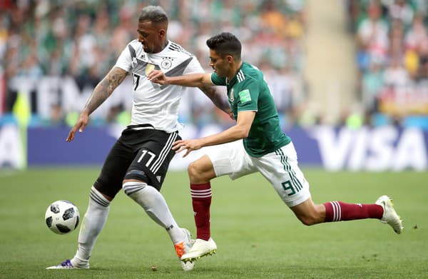 Nemecký futbalista Jerome Boateng (vľavo).