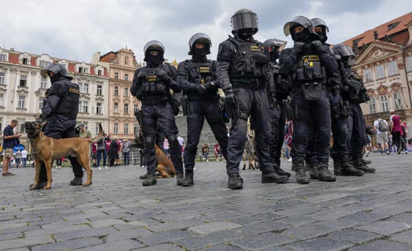 Fanúšikov strážia policajti.