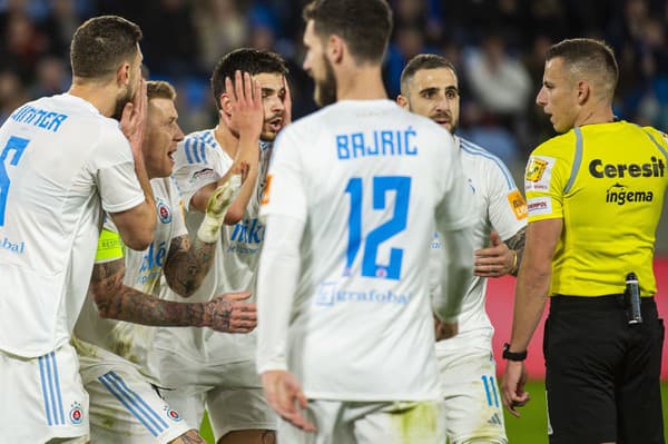 Hráči ŠK Slovan Bratislava sa sťažujú rozhodcovi v derby zápase proti Trnave.