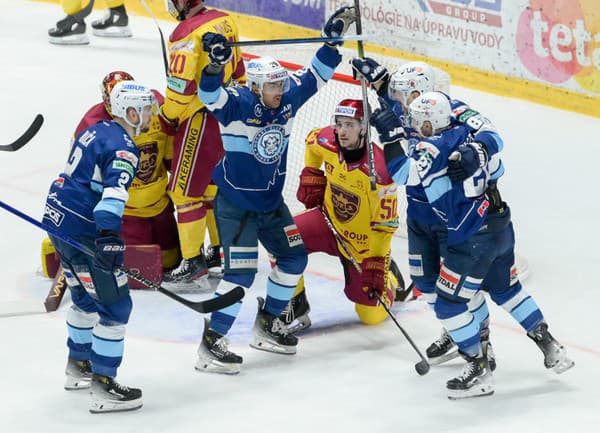 Radosť hráčov Nitry po druhom góle v piatom zápase kvalifikácie o postup do play off Tipos extraligy medzi HK Nitra a HK Dukla Trenčín 