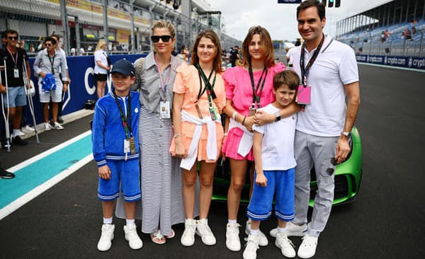 Federer s manželkou Mirkou a dvoma pármi dvojičiek. Dievčatá dostali mená Myla Rose a Charlene Riva, chlapci sú Leo a Lenny.