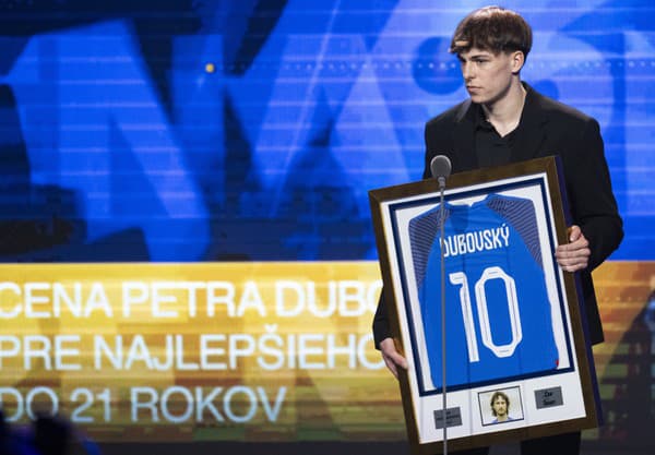 Na snímke Leo Sauer, ktorý získal Cenu Petra Dubosvkého pre najlepšieho futbalistu Slovenska do 21 rokov, drží zarámovaný dres s číslom 10  počas ďakovnej reči na vyhlásení výsledkov galavečera Futbalista roka za rok 2023.