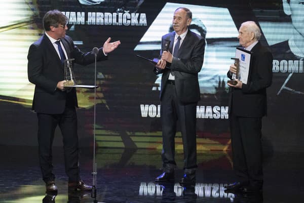 Na snímke zľava Ľubomír Moravčík, Ivan Hrdlička a Vojtech Masný, ktorých uviedli do Siene slávy slovenského futbalu na vyhlásení výsledkov galavečera Futbalista roka za rok 2023.