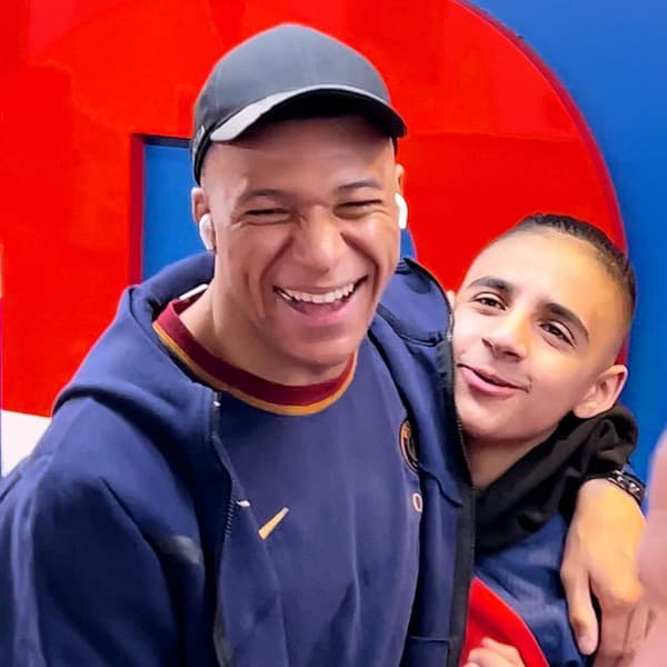 Kylian Mbappé s mladým fanúšikom Arsenalu.