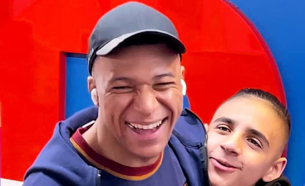 Kylian Mbappé s mladým fanúšikom Arsenalu.