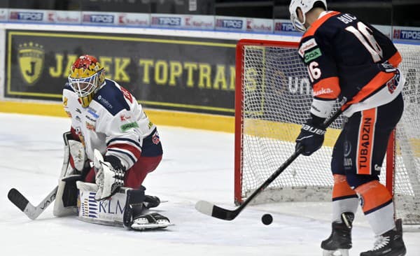 Brankár Jake Kupsky (Zvolen)  a Dávid Buc (Michalovce) v prvom zápase  štvrťfinále play off Tipos extraligy HK Dukla Ingema Michalovce - HKM Zvolen. 