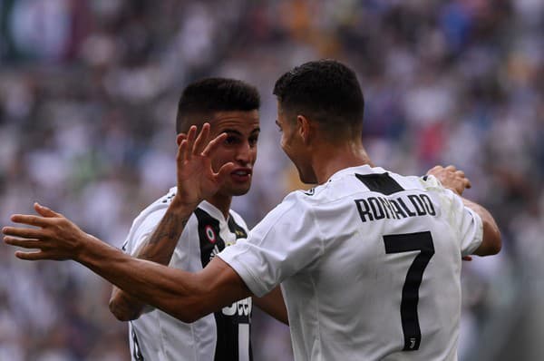  Joao Cancelo (vľavo) a Cristiano Ronaldo si spolu zahrali v Juventuse Turín.