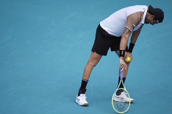 Matteo Berrettini mal v zápase s Murraym veľké problémy, takmer skolaboval.