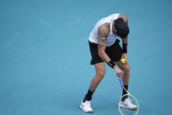 Matteo Berrettini mal v zápase s Murraym veľké problémy, takmer skolaboval.