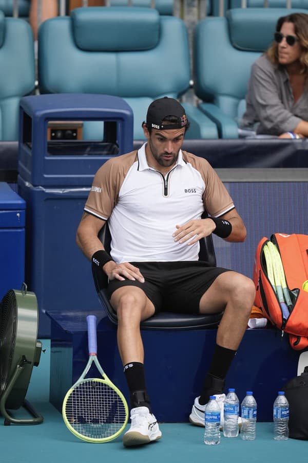 Matteo Berrettini mal v zápase s Murraym veľké problémy, takmer skolaboval.