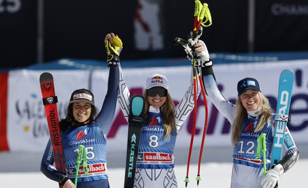 Na snímke česká lyžiarka Ester Ledecká (uprostred) vyhrala finálový super-G.