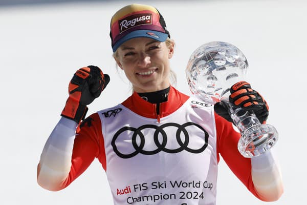 Na snímke švajčiarska lyžiarka Lara Gutová Behramiová pózuje s malým glóbusom za super-G.