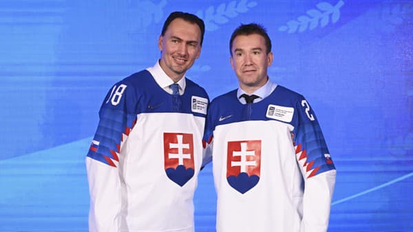 Na snímke bývalých útočníkov slovenskej hokejovej reprezentácie Miroslava Šatana (vľavo) a Žigmunda Pálffyho (vpravo) uviedli do Siene slávy Medzinárodnej hokejovej federácie (IIHF).