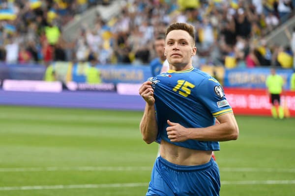 Futbalisti Ukrajini porazili Island a postúpili na EURO 2024.