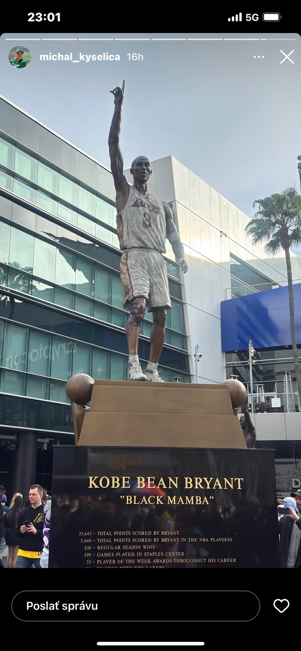 Pred Crypto.com arénou stojí socha Kobeho Bryanta, ktorú si Michal zvečnil.