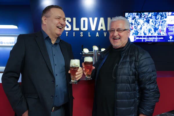 Hokejové ikony Dárius Rusnák a Vinco Lukáč debatovali pri pivku.