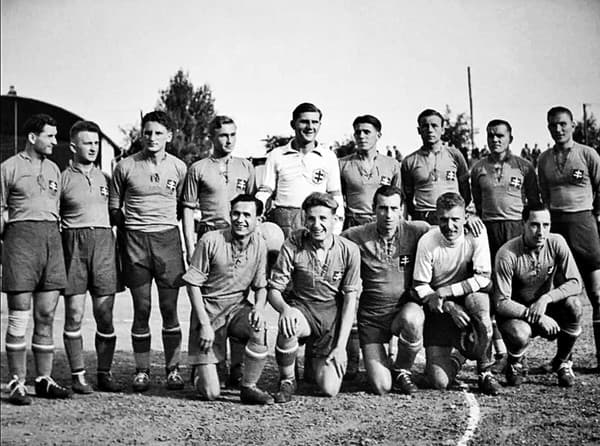 Fotografia hráčov z prvého zápasu slovenskej repre v roku 1939, vtedajší rekordér František Vysocký (horný rad, štvrtý sprava).