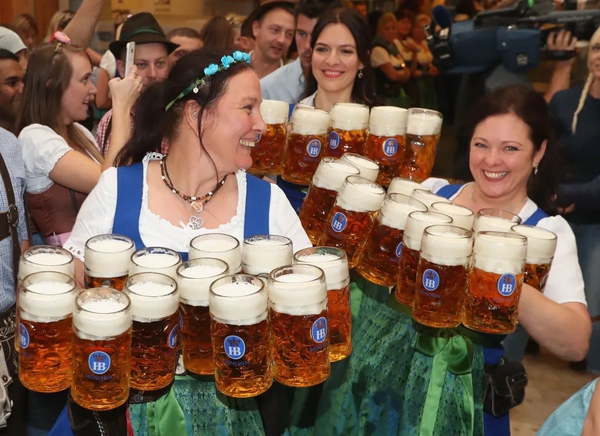 Anglickí fanúšikovia a nemecké pivo? To môže byť šialená kombinácia...