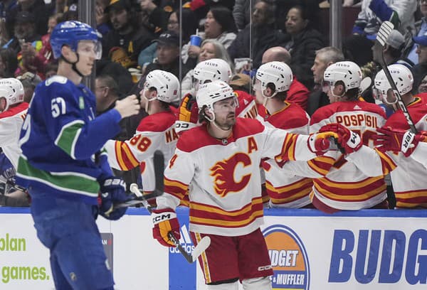 Hráči Calgary Flames sa tešia po góle.  