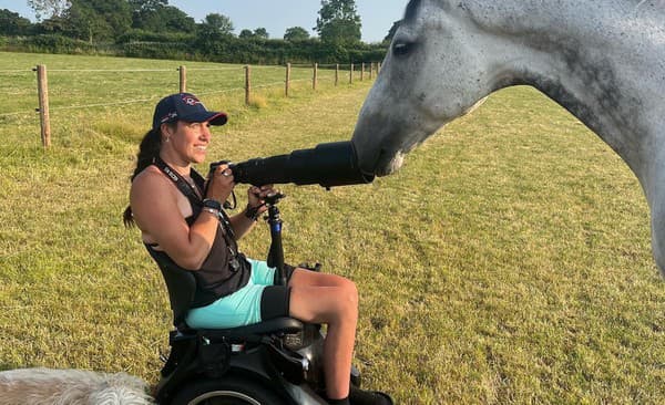 Caroline Marchová zostala po páde z koňa ochrnutá.
