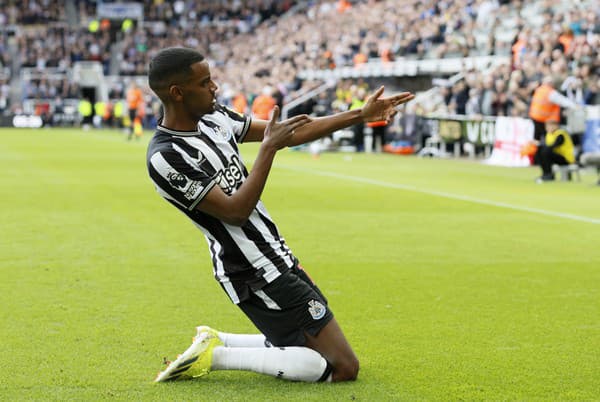 Na snímke švédsky útočník Newcastle Alexander Isak oslavuje svoj gól.