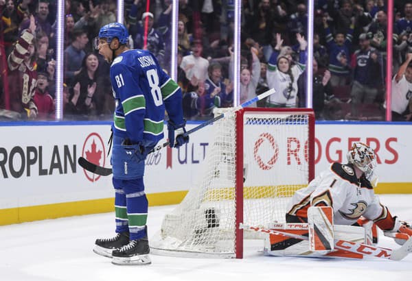 Hokejista Vancouveru Canucks Dakota Joshua sa teší po strelení gólu.