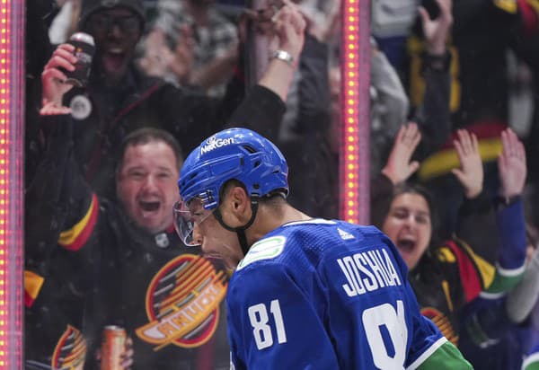 Hokejista Vancouveru Canucks Dakota Joshua sa teší po strelení gólu.