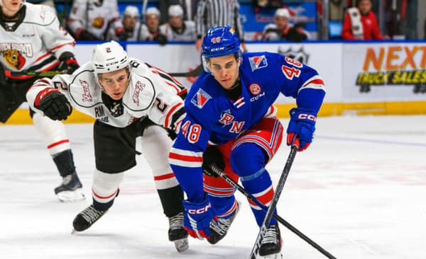 Slovenský útočník Filip Mešár v drese Kitchener Rangers.