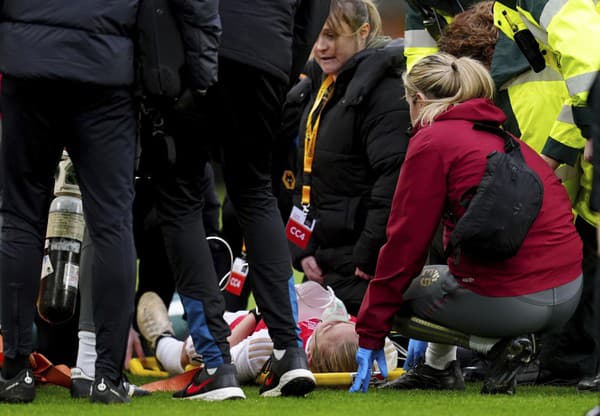 Futbalistka Arsenalu Frida Maanumová skolabovala počas nedeľňajšieho finále anglického Ligového pohára Arsenal Londýn - Chelsea Londýn.