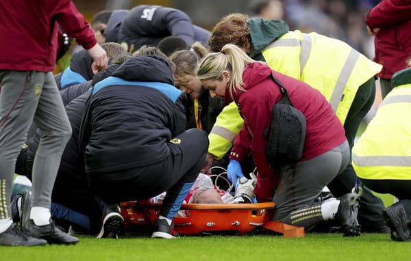 Futbalistka Arsenalu Frida Maanumová skolabovala počas nedeľňajšieho finále anglického Ligového pohára Arsenal Londýn - Chelsea Londýn.