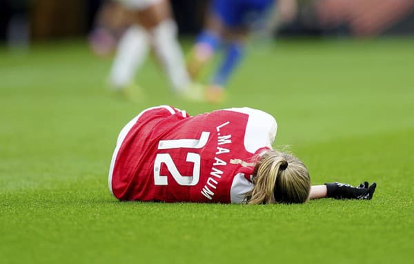 Futbalistka Arsenalu Frida Maanumová skolabovala počas nedeľňajšieho finále anglického Ligového pohára Arsenal Londýn - Chelsea Londýn.