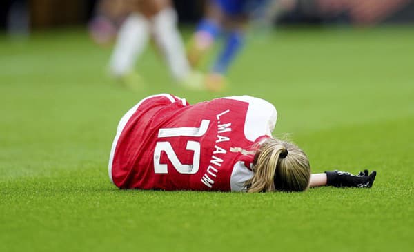 Futbalistka Arsenalu Frida Maanumová skolabovala počas nedeľňajšieho finále anglického Ligového pohára Arsenal Londýn - Chelsea Londýn.