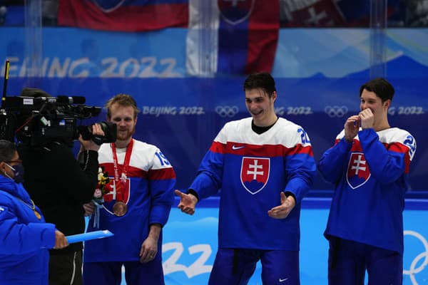 Juraj Slafkovský a spol. takto oslavovali bronz na olympiáde v Pekingu. 