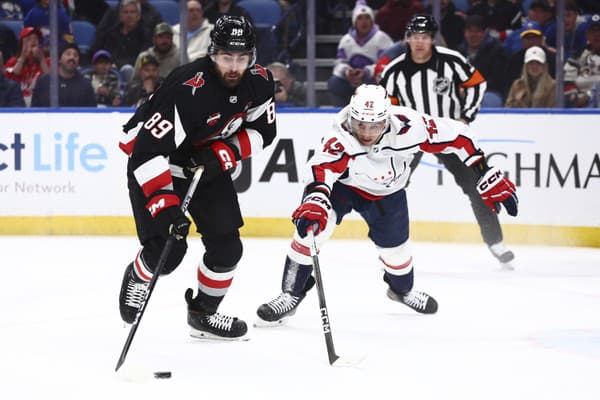  Slovenský obranca Martin Fehérváry (42) z Washingtonu Capitals a Alex Tuch (89) z Buffala Sabres v súboji o puk