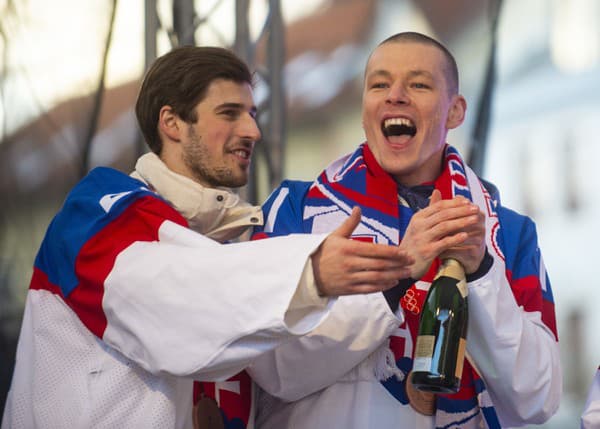 Obranca Ďaloga (vpravo) bol súčasťou bronzového tímu na zimných hrách 2022.