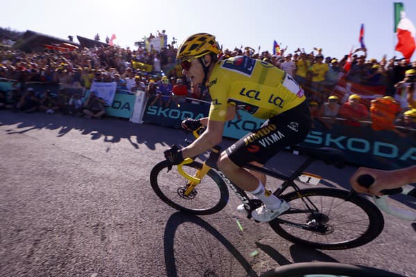 Dánsky cyklista Jonas Vingegaard v žltom drese pre celkového lídra na Tour de France 2023