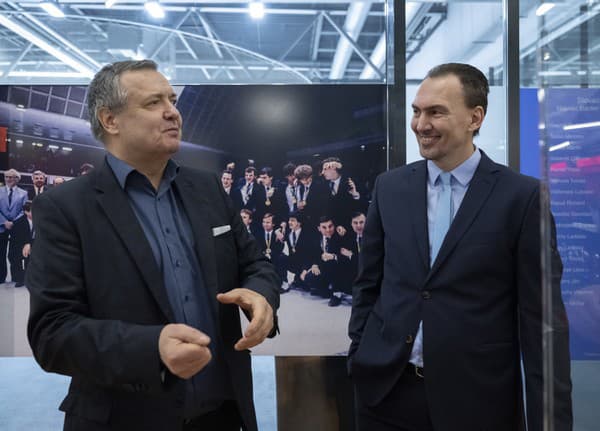 Prezident Slovenského zväzu ľadového hokeja (SZĽH) Miroslav Šatan (vpravo) vedľa legendárneho Dáriusa Rusnáka.