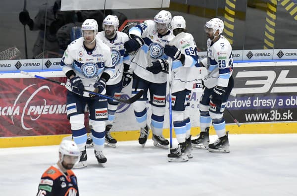 Radosť hokejistov Nitry po druhom triumfe na ľade Michaloviec.
