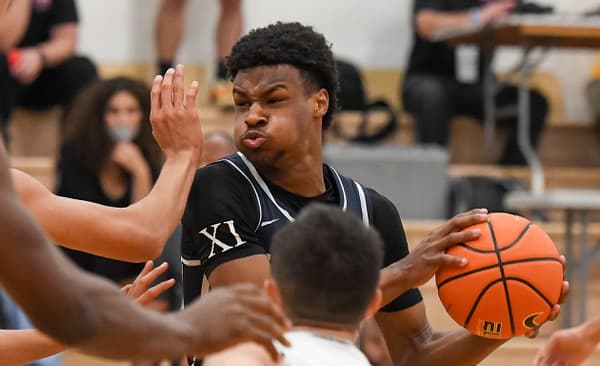 Basketbalista Bronny James vstúpi do draftu NBA po jednej sezóne v Južnej Kalifornii, ktorú mu skrátilo zotavenie sa po zástave srdca. Devätnásťročný syn hviezdneho LeBrona Jamesa oznámil v piatok na Instagrame, že si plánuje zachovať aj univerzitnú spôsobilosť v tíme USC Trojans a vstúpi do prestupového portálu.