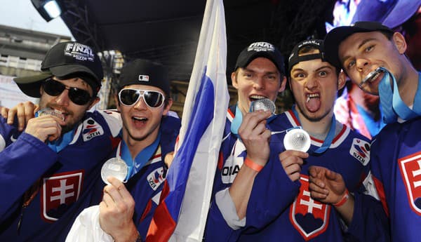 Slovenskí hokejisti počas osláv zisku strieborných medailí na hokejových MS 2012 v Helsinkách.
