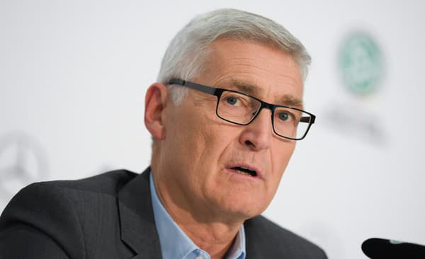 Na archívnej snímke z 11. januára 2018 šéf rozhodcov Nemeckého futbalového zväzu (DFB) Lutz Michael Fröhlich počas tlačovej konferencie vo Frankfurte.