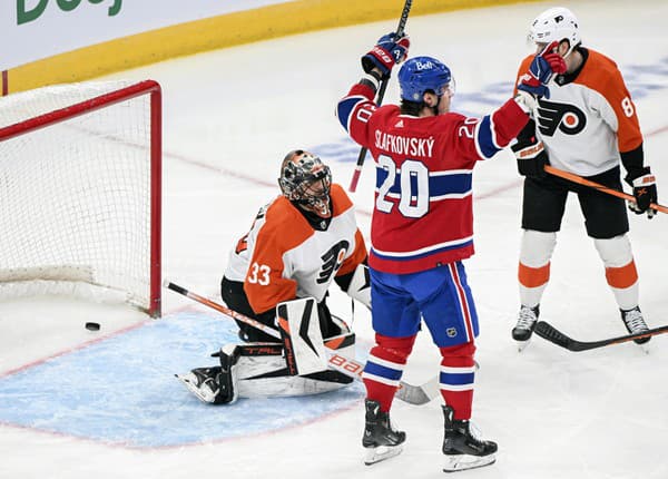 Juraj Slafkovský (20) dal svoj premiérový hetrik v NHL. 